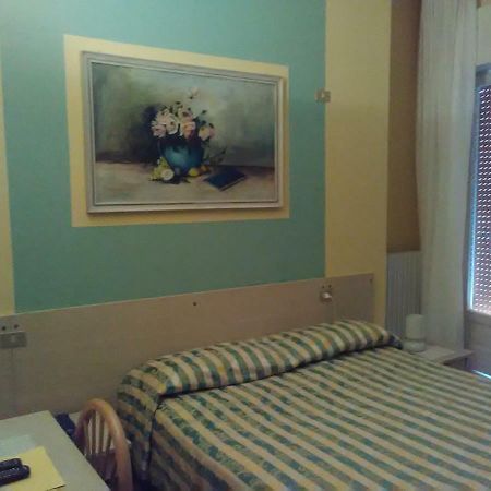 Hotel Cristallo Peschiera del Garda Esterno foto