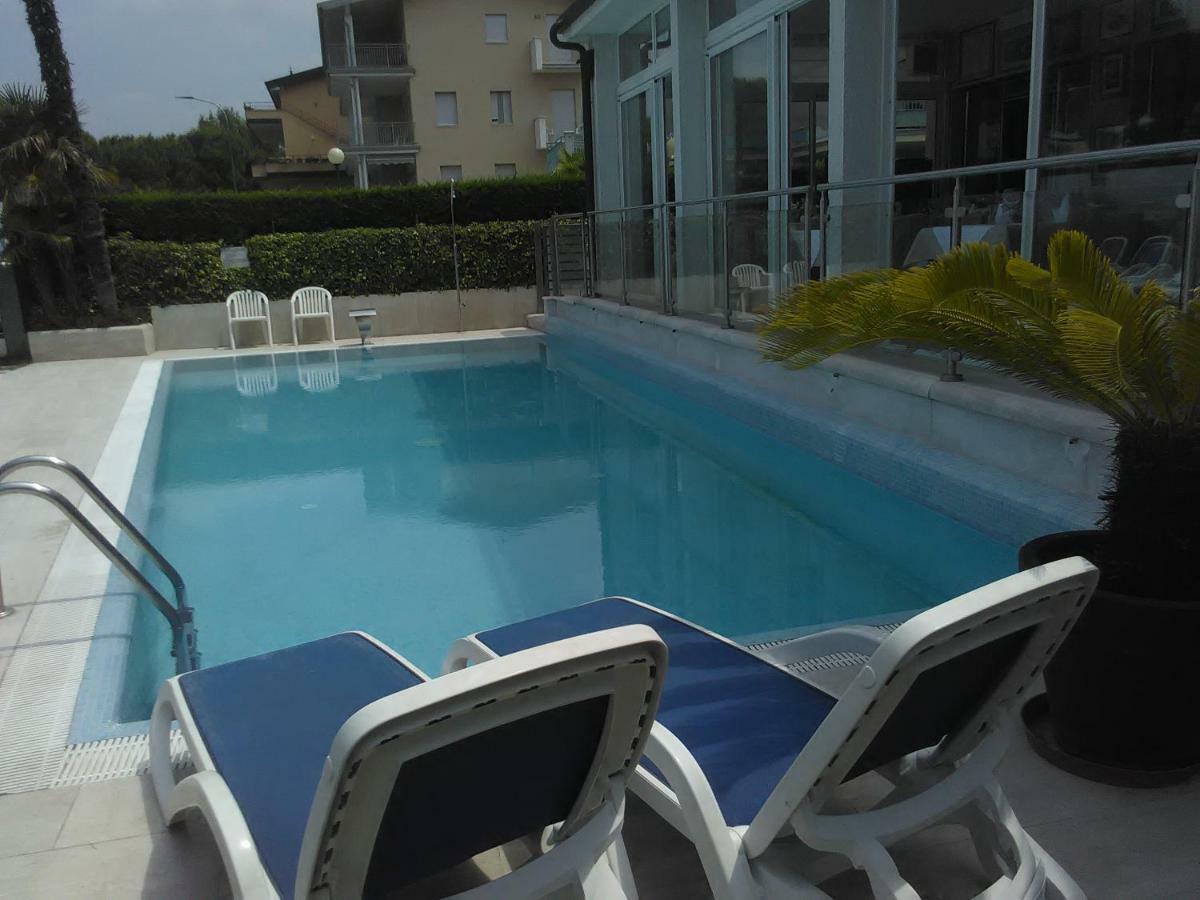 Hotel Cristallo Peschiera del Garda Esterno foto